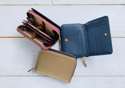 画像:ユニバーサル二つ折り財布