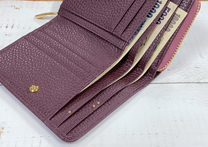 画像：ユニバーサル二つ折り財布